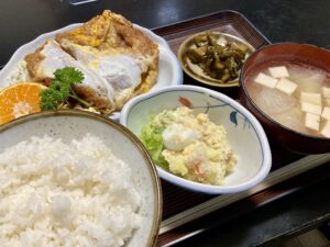 食事処三倉の煮かつ定食の画像