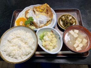 食事処三倉の煮かつ定食の画像